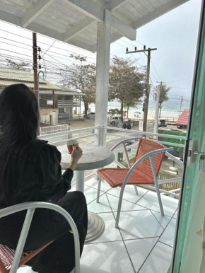 Casa na praia. Pé na areia. Vista mar ! Bombinhas Canto grande.